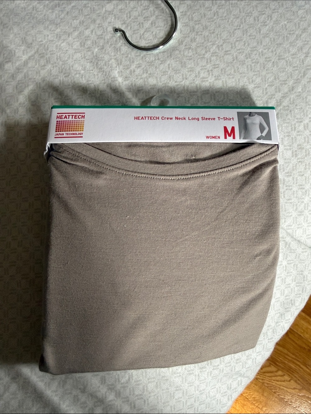 NWT Uniqlo heattech Women’s Crew Neck Long Sleeve T-Shirt - Taupe (M)